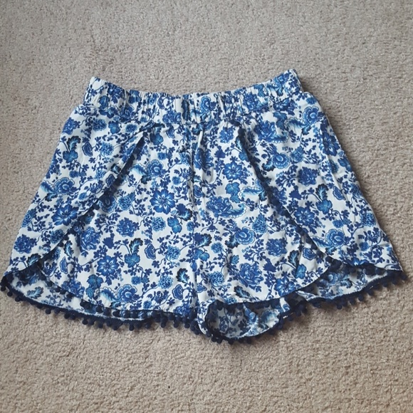 H&M Pants - ⭐ 2/$20 H&M Blue & White Floral Print Shorts